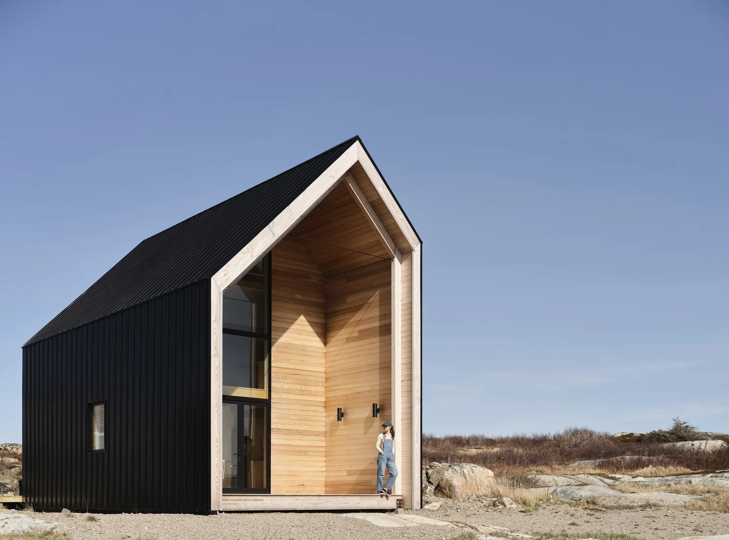 Casa prefabricada Cabaña de madera de dos plantas System 02 de Backcountry Hut Company