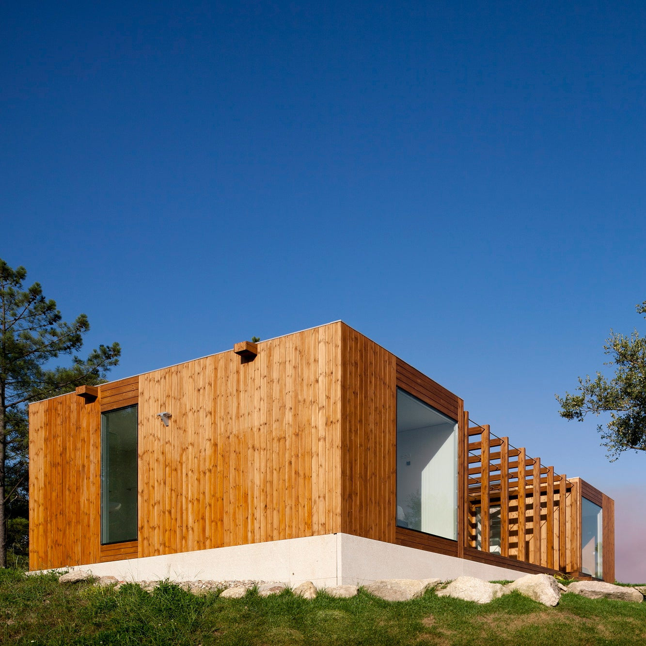 Casa prefabricada Casa modular de madera Treehouse Douro, 92 m² de Jular
