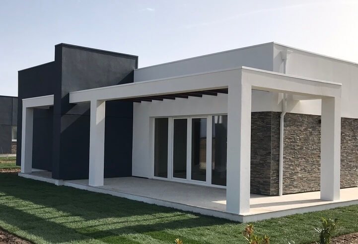Casa prefabricada 105 de cubierta plana y volúmenes escalonados de Norges Hus