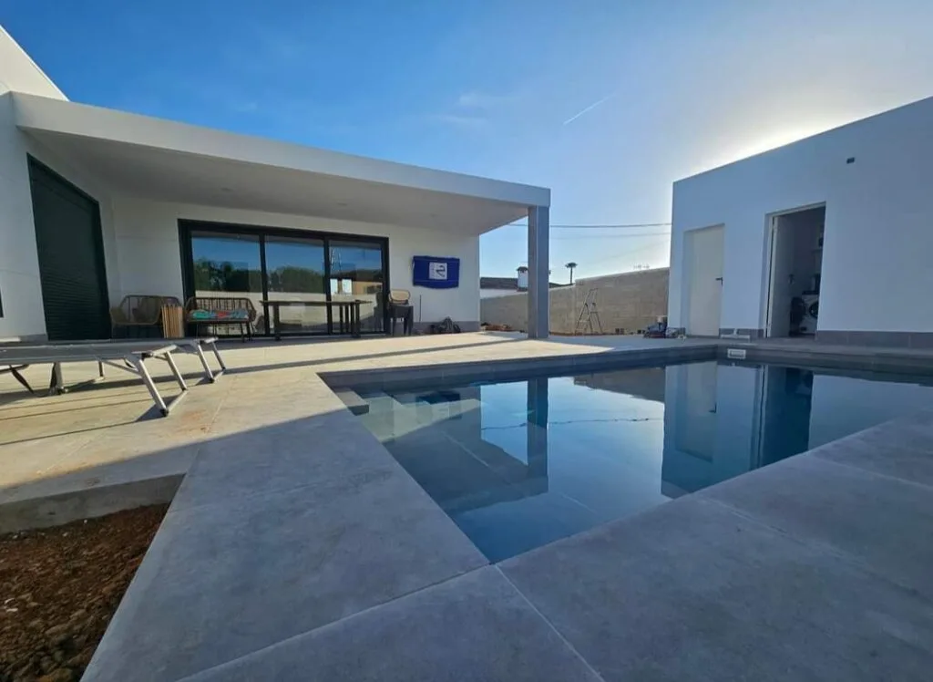 Casa prefabricada de panel sándwich de 104 m² con piscina de Prefabricados del Sur