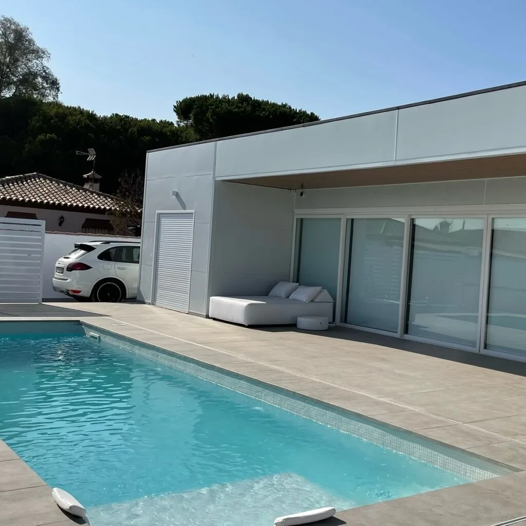Casa prefabricada lineal de panel sándwich de 150 m² de Prefabricados del Sur
