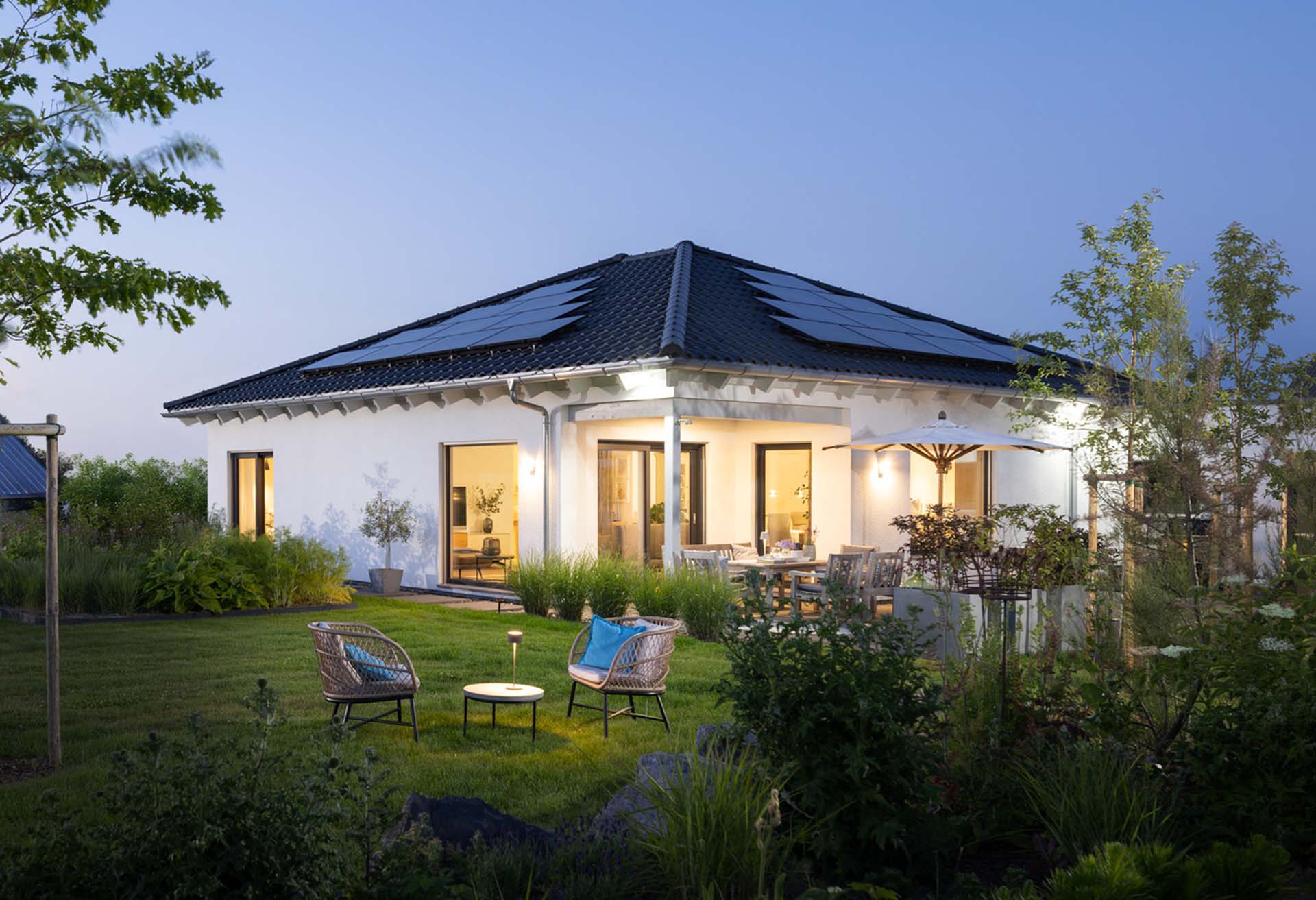 Casa prefabricada Bungalow moderno a cuatro aguas, 126 m² de SchwörerHaus