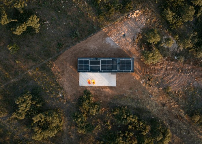 Casa prefabricada Los tres elementos de una casa de campo autosuficiente de Tini Living