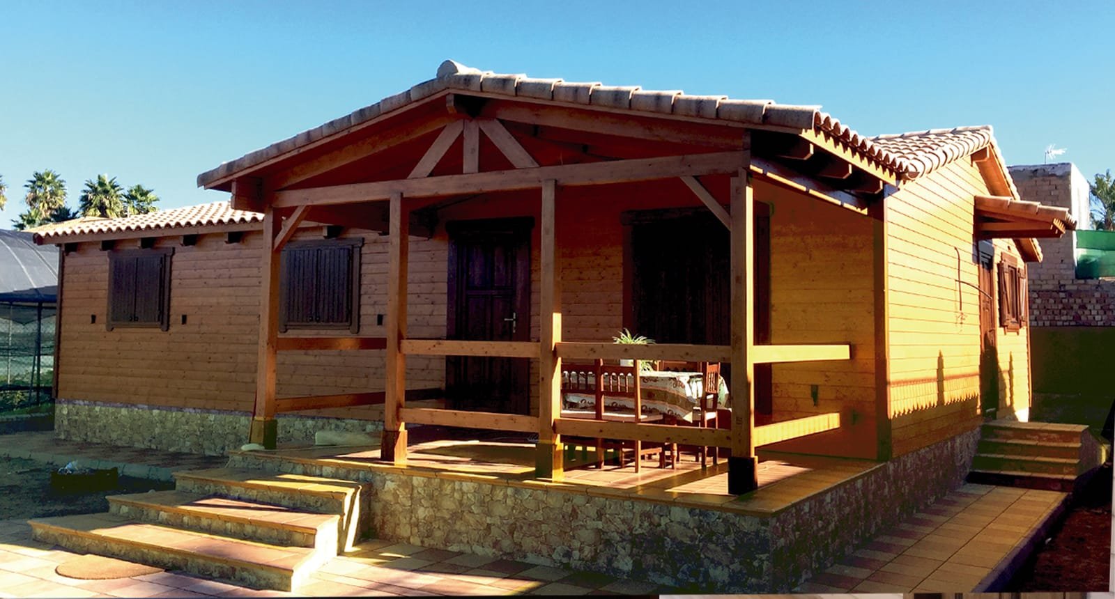 Casa prefabricada de madera Sonia con porche de Casas de Madera Yustas