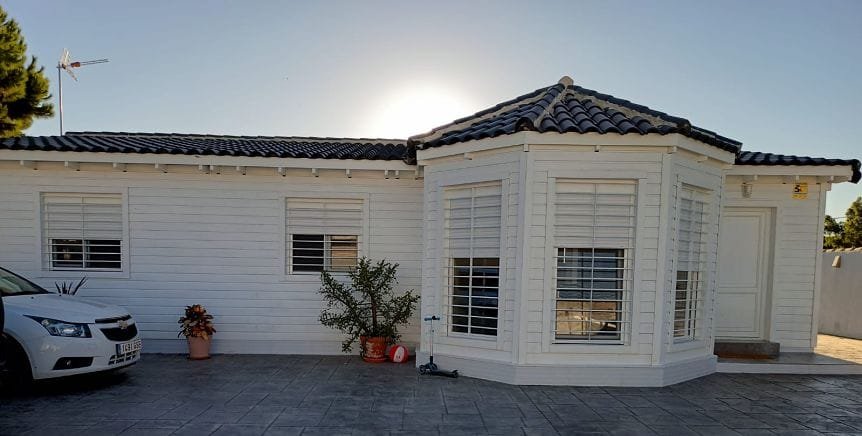 Casa prefabricada de madera modelo Vejer con mirador de Casas de Madera Yustas