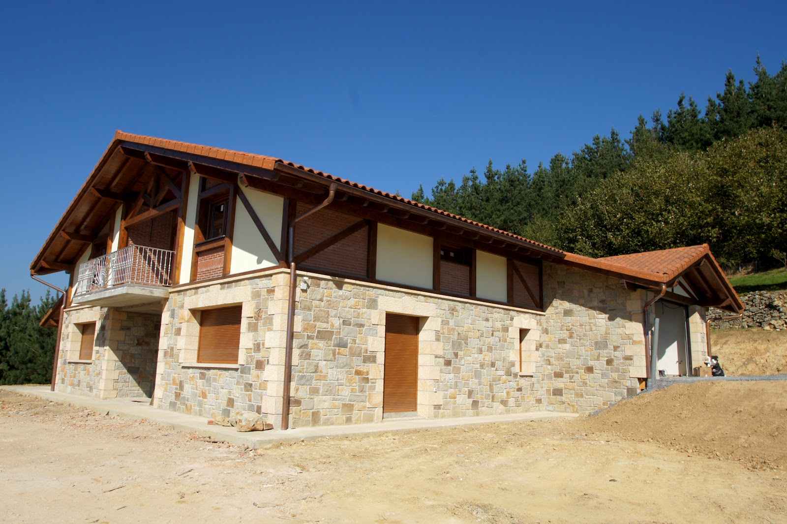 Casa prefabricada Casa Maite de entramado ligero y piedra (387 m²) de Ekoetxea