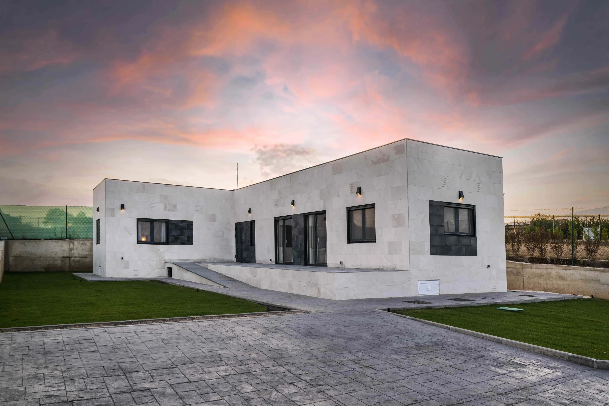 Modulares Fertighaus MOD mit Flachdach von Grupo Eurocasa