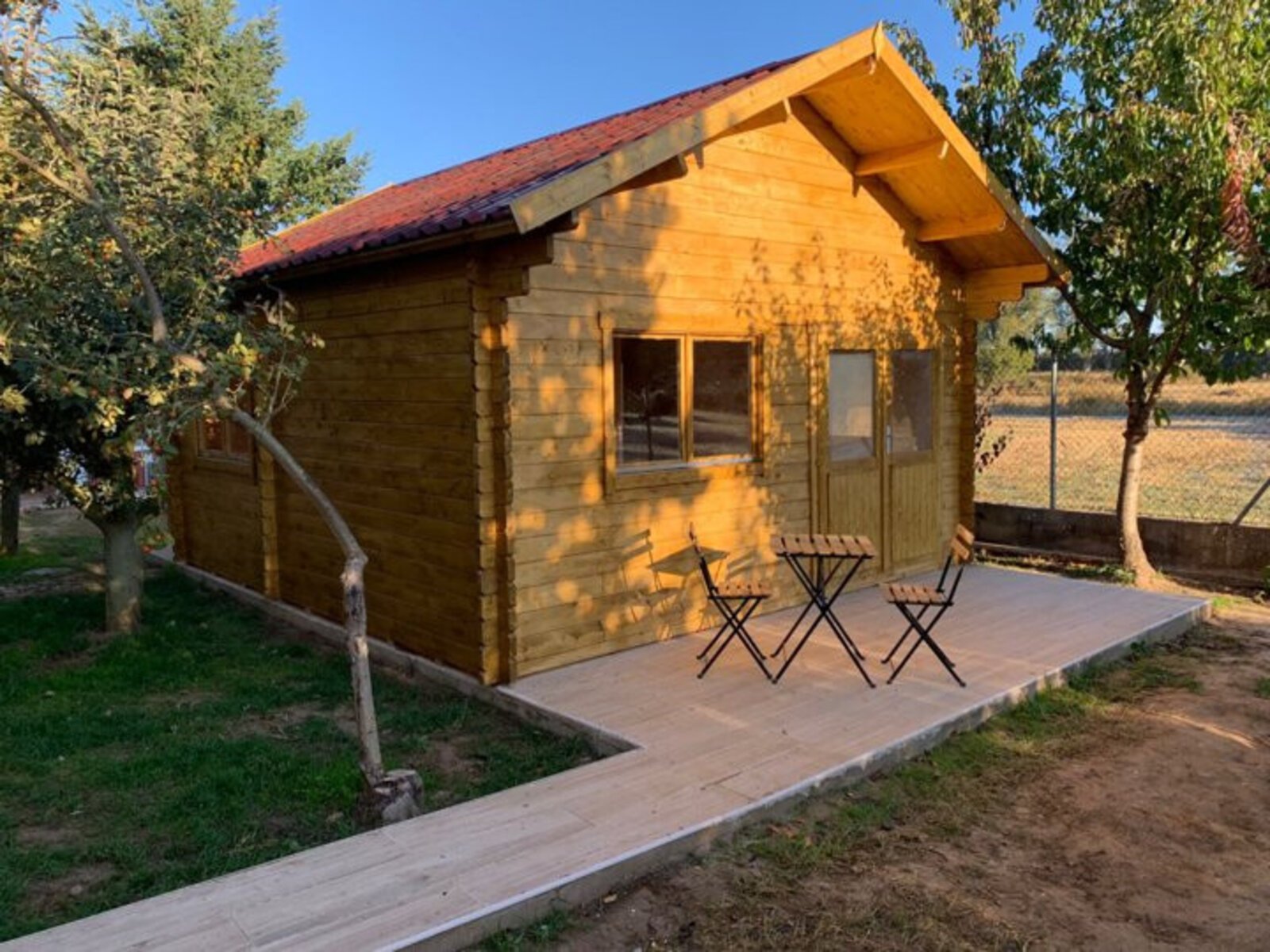 Casa prefabricada de madera con altillo, modelo Llanes, de Hobycasa