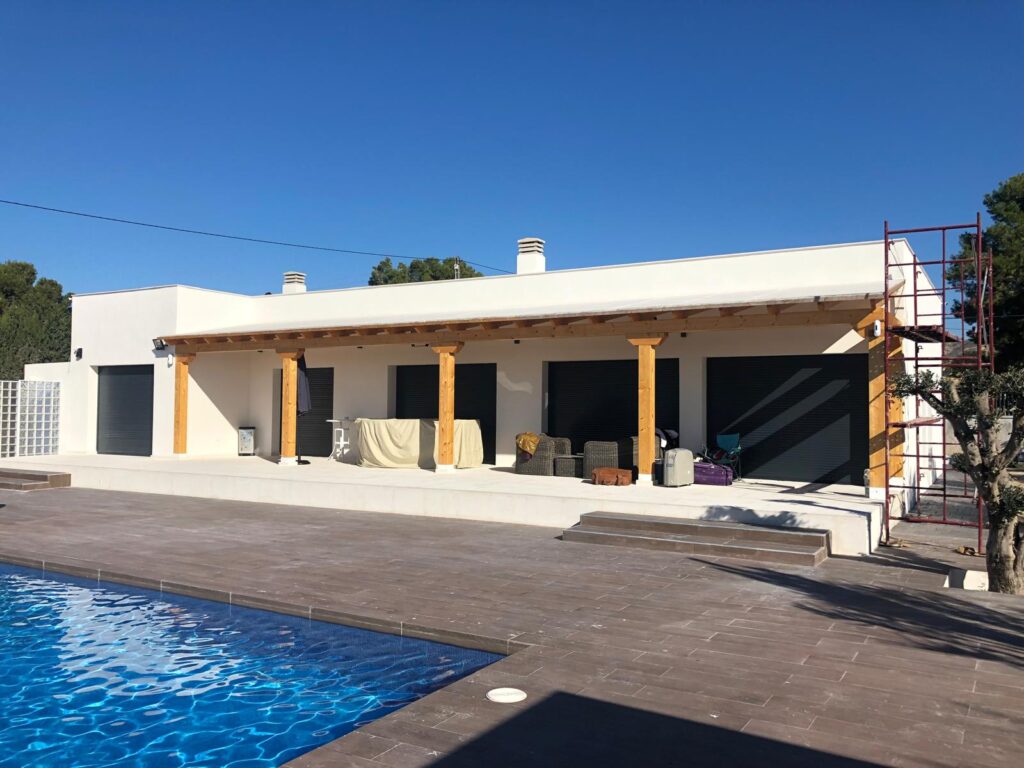 Casa prefabricada Casa de hormigón de diseño moderno 250 m² de Larsant Construction