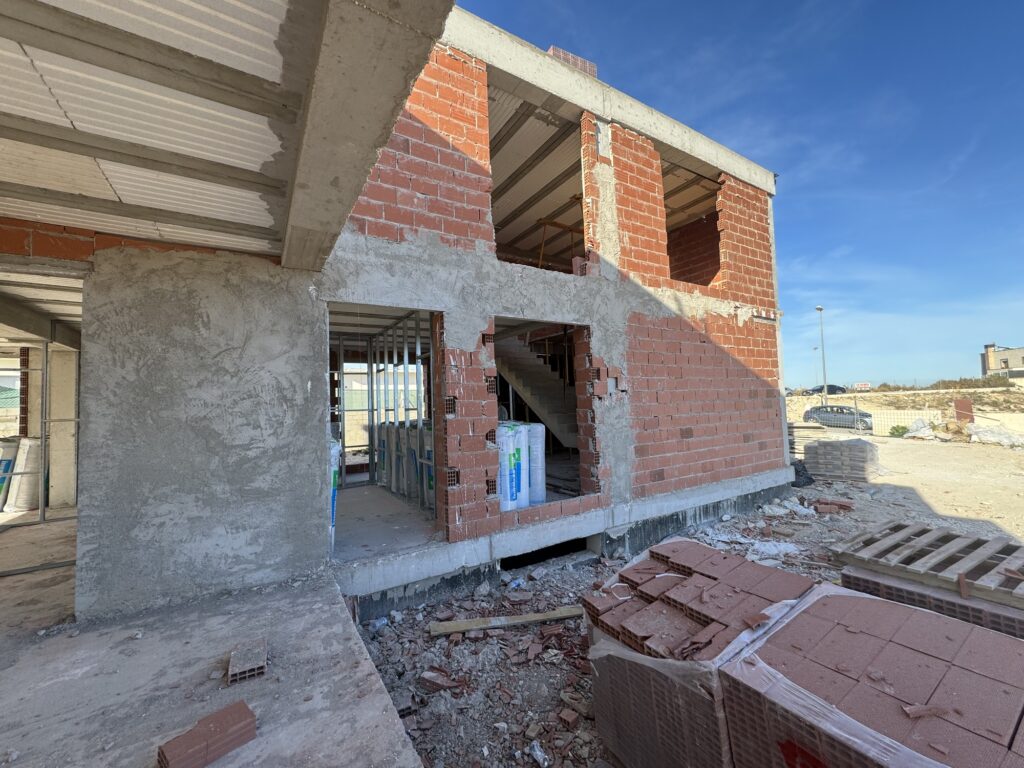 Casa prefabricada Casa de hormigón visto y acero 450 m² de Larsant Construction