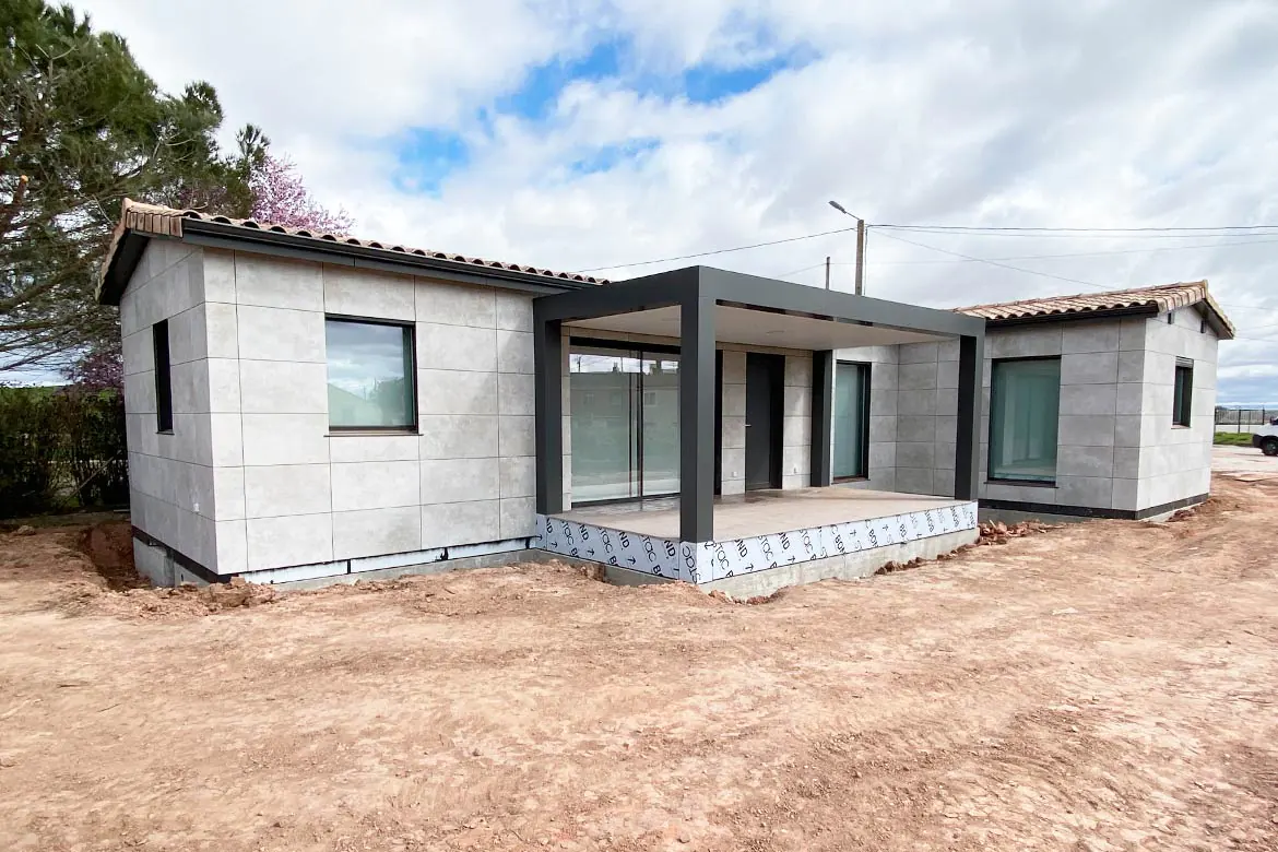 Casa prefabricada Casa modular MasterLand en L con porche de Lercasa