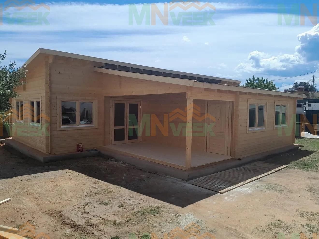 Casa prefabricada de madera modelo Burgos con garaje de MNVEEK