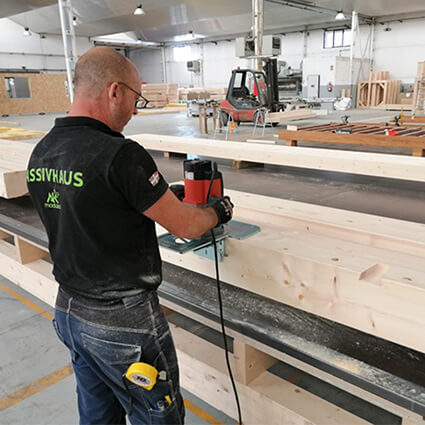Mecanizado de bastidores de madera laminada en la planta de Vitoria-Gasteiz