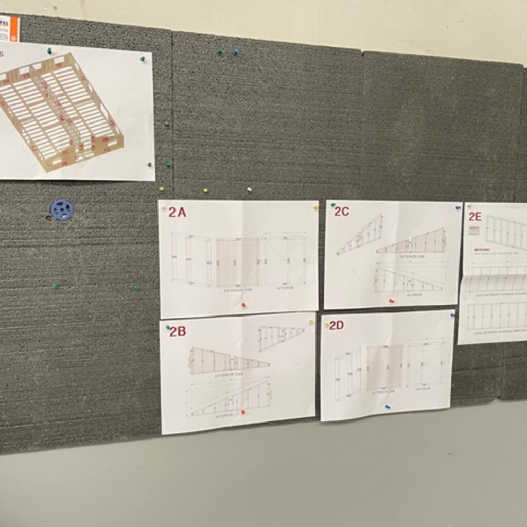 Planos de despiece de los paneles de muro modular en la nave de fabricación de AK Modular