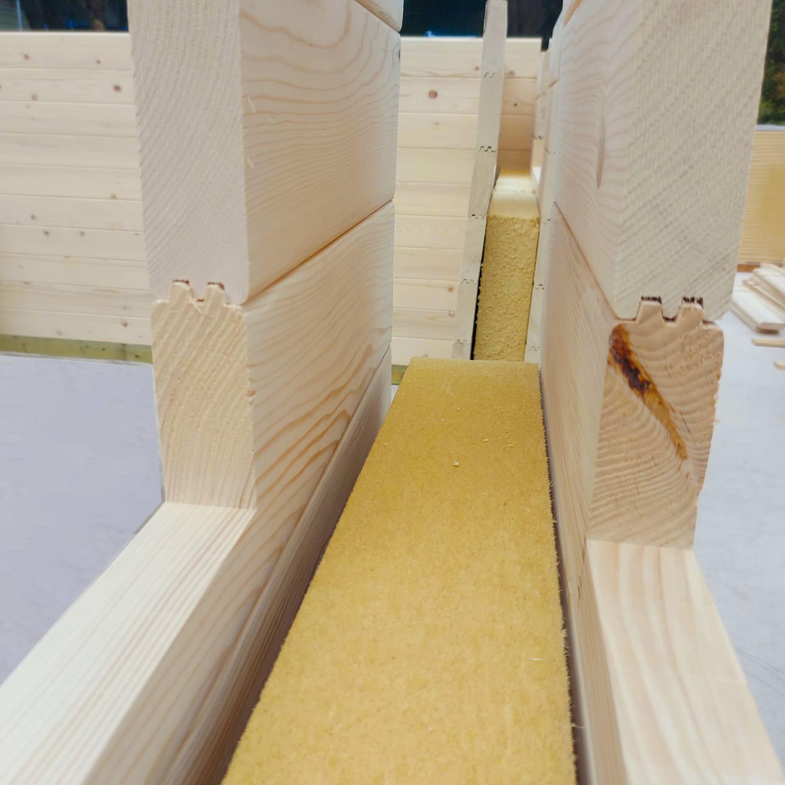 Detalle constructivo: panel de fibra de madera aislante intercalado entre dos hojas de muro.