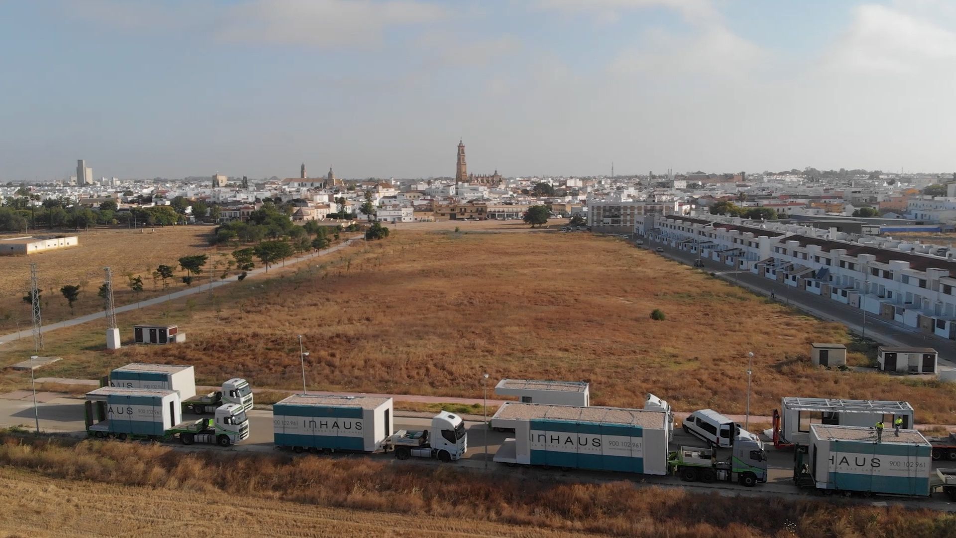 Flota de camiones de inHAUS trasladando los módulos ya terminados desde la fábrica hasta la parcela.