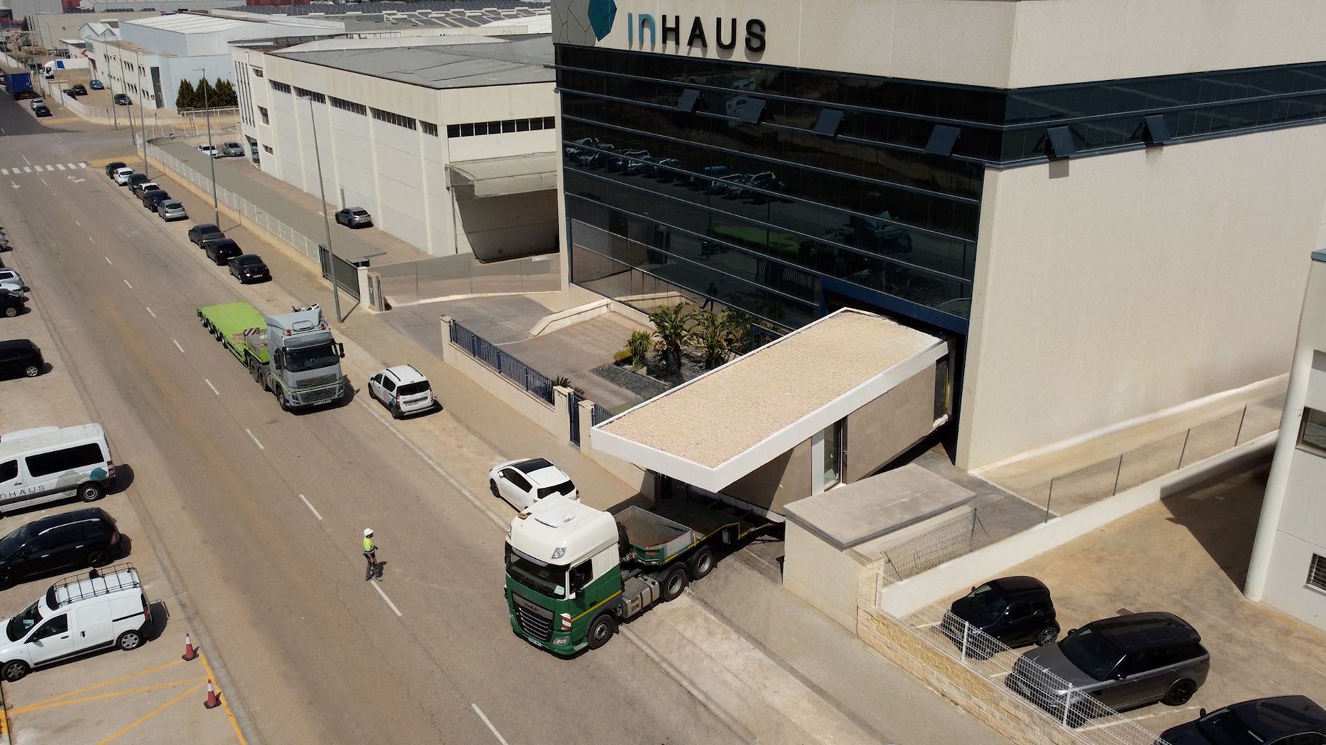 Módulo saliendo de la fábrica de inHAUS (inHAUS Lab, Valencia) sobre plataforma para su transporte.