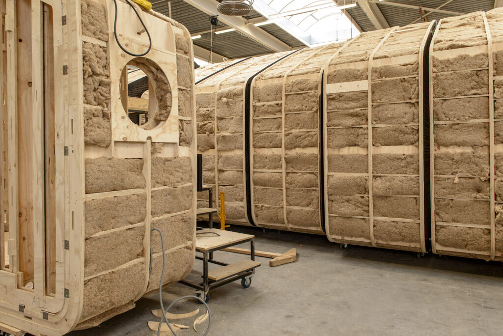 Segmentos en el taller del fabricante: se aprecia la estructura interna de listones de madera y el aislamiento que forma el muro.